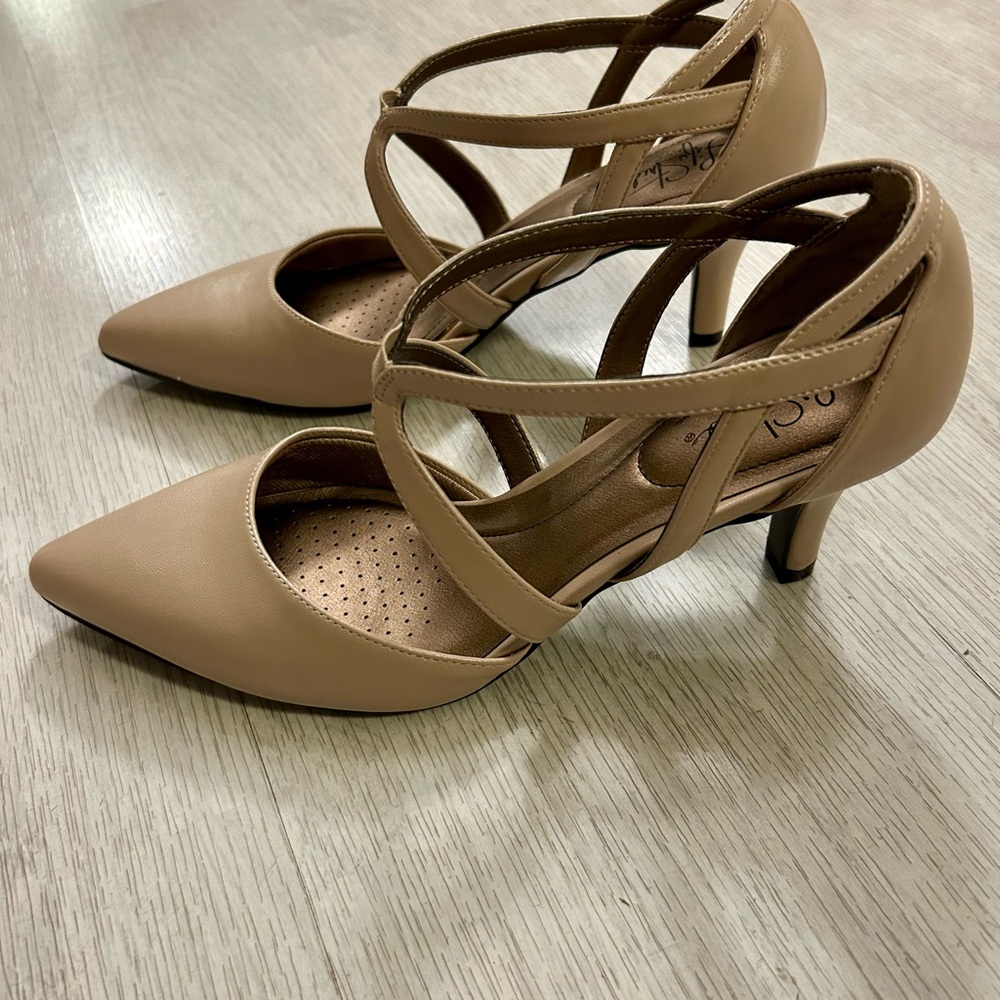 Life stride NWOT gorgeous beige pumps with 3” heels.